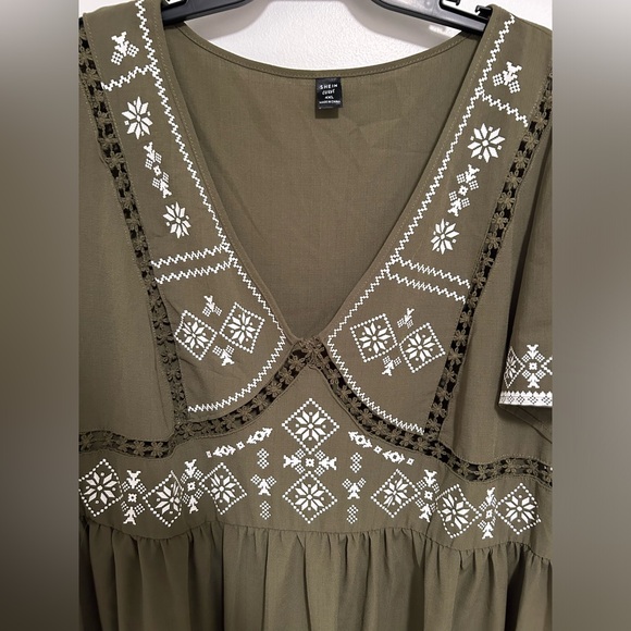 SHEIN dress with cute cut out detail around the bust. New, never worn, size 4X. - Picture 2 of 5